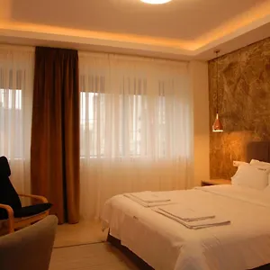 B&B Citizen 9, Salonic